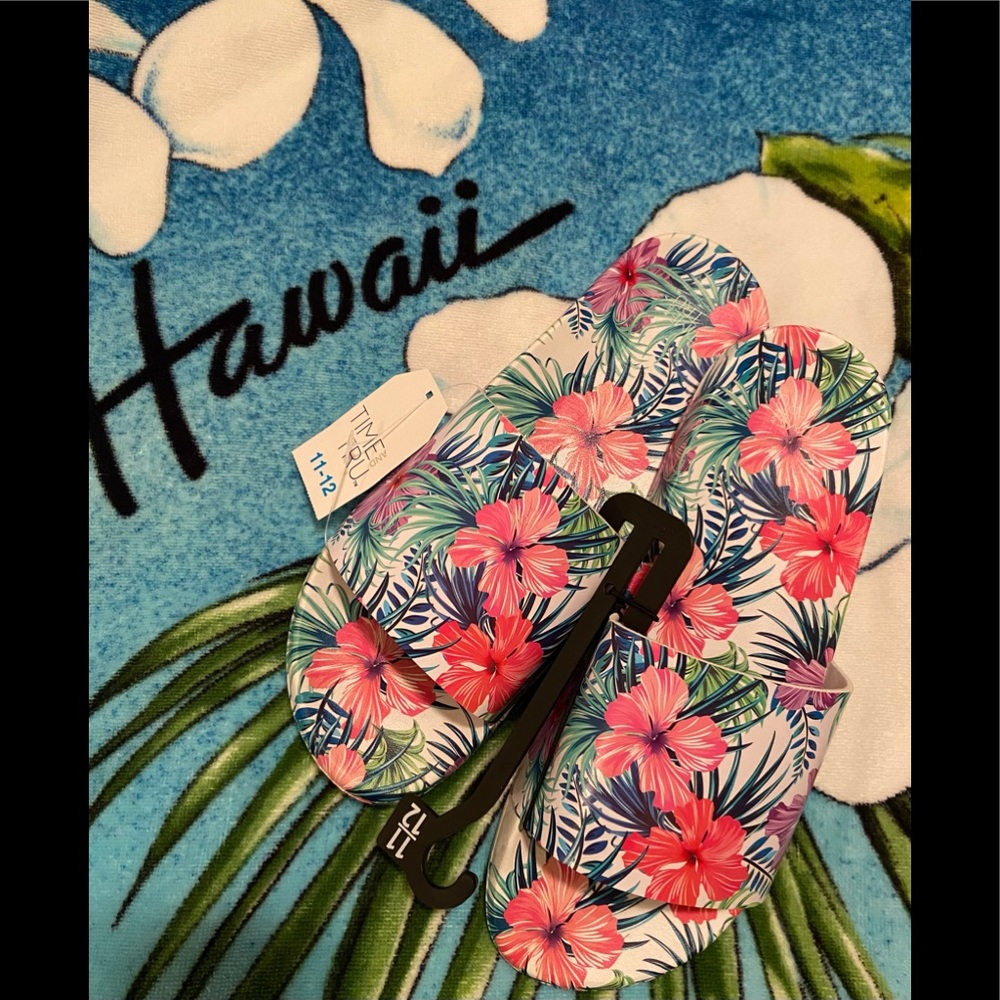 👛TIME and TRU Floral Slip On Sandals